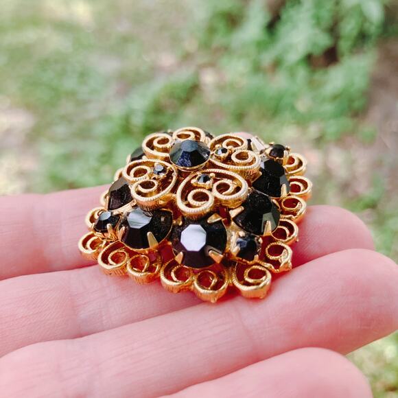 Vintage Gold Filigree Brooch Black Glass Rhinestones Scrollwork Tiered Layered - Picture 2 of 8